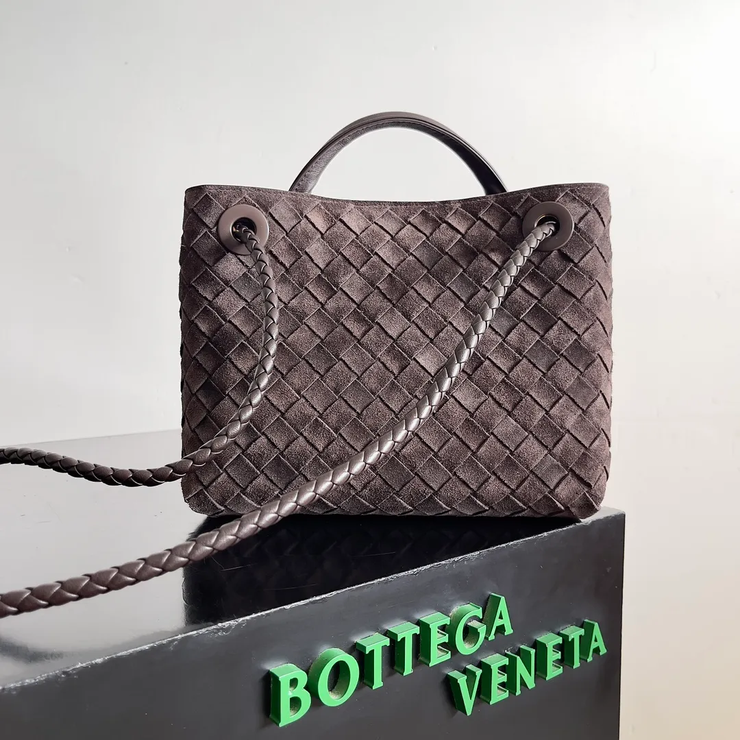 The 2023 new Andiamo batch of 1960 BV has been shipped‼ ️Really popular🔥The new Andiamo woven handbag launched by Bottega Veneta this season is really popular all over the world! ! Celebrities at home and abroad have worn it, and Oscar-winning actress Michelle Yeoh has taken it out on the street. Song Jia, Trai Yara, Yu Feihong, Sanji Ayaka, Rosie Hunting-Whiteley, Yoshioka Riho, etc. have all picked up this bag. It is classic and versatile, showing off its temperament, and the bag capacity is also large, which is very convenient for daily commuting! ! A variety of carrying methods, the shoulder straps can be adjusted by yourself, the original lambskin feels soft and delicate, and the neutral style is made to break gender boundaries and bring a more practical and longer-lasting use experience. Andiamo, which has both elegant and casual styles, perfectly interprets the true appearance of "fashionable old money style". Style number: 743568 (suede) Size: 25*22*10.5cm